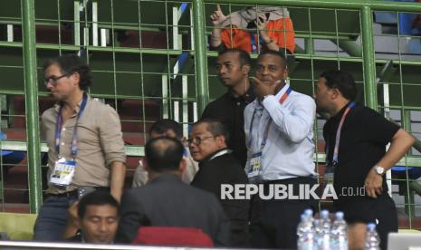 Pelatih Timnas Indonesia Patrick Kluivert (kedua kanan) bersama asisten pelatih  Alex Pastoor (kiri) menonton pertandingan  Liga 1 antara Persija Jakarta melawan PSBS Biak di Stadion Patriot Chandrabhaga, Bekasi, Jawa Barat, Ahad (2/2/2025). Skor berakhir imbang 2-2. 