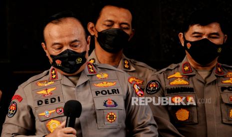 Kepala Divisi Humas Mabes Polri Irjen Pol Dedi Prasetyo menyampaikan keterangan pers hasil sidang banding kode etik Polri terhadap mantan Kepala Divisi Propam Polri Ferdy Sambo di Gedung TNCC Polri, Jakarta, Senin (19/9/2022).Majelis sidang banding kode etik memutuskan menolak permohonan banding terkait pemberhentian tidak dengan hormat (PTDH) atau pemecatan sebagai anggota Polri terhadap Ferdy Sambo atas kasus tewasnya Brigadir J. Dengan putusan tersebut, mantan Kadiv Propam tersebut resmi dipecat sebagai anggota Polri. Republika/Thoudy Badai