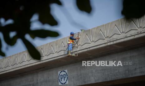 Pekerja menyelesaikan proyek pembangunan flyover Lenteng Agung, Jakarta Selatan.