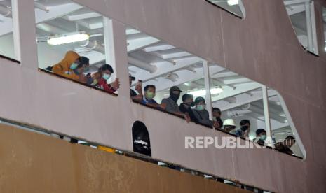 Para penumpang kapal berada di KM Kelud sebelum bersandar di Pelabuhan Bandar Deli Belawan, Medan, Sumatera Utara, Senin (13/4/).