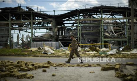 Gubernur Luhansk, Ukraina mengatakan tidak mungkin mengevakuasi 568 warga sipil yang masih bertahan di bawah bunker pabrik kimia Azot di Kota Sievierodonetsk. 