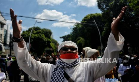 Massa aksi Reuni 212 memadati kawasan Tanah Abang, Jakarta, Kamis (2/12). Massa membubarkan diri sekitar pukul 10.00 WIB setelah berusaha melakukan aksi damai di kawasan Monumen Nasional. Berdasarkan pantauan sejumlah petugas gabungan dari TNI, Polri melakukan penjagaan ketat dibeberapa titik lokasi seperti kawasan Patung Kuda,  Jalan Thamrin, Gambir, dan kawasan Istana Merdeka serta mengimbau massa aksi untuk menghindari kerumunan pada masa pandemi Covid-19. Republika/Thoudy Badai