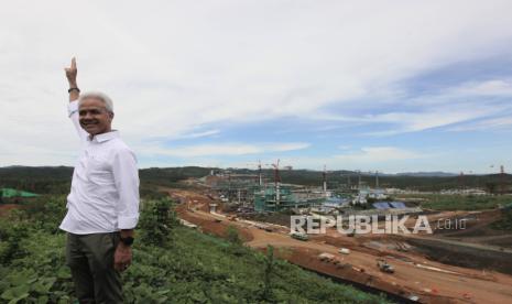 Calon presiden nomor urut 3 Ganjar Pranowo berpose dengan latar belakang pembangunan di Kawasan Inti Pusat Pemerintahan (KIPP) Ibu Kota Negara (IKN) Nusantara, Penajam Paser Utara, Kalimantan Timur, Kamis (7/12/2023). Kunjungan Ganjar Pranowo tersebut sebagai wujud komitmennya melanjutkan pembangunan IKN, apabila dirinya dan Cawapres Mahfud MD memenangkan Pilpres 2024.