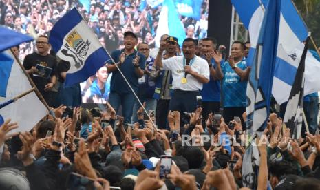 Komisaris PT Persib Bandung Bermartabat, Umuh Muchtar bersama Pj Gubernur Jawa Barat Bey Machmudin, sejumlah pejabat dan pengurus Persib menyampaikan sambutan di depan ribuan bobotoh Persib, di depan Gedung Sate, Kota Bandung, Sabtu (1/6/2024). Dalam acara tersebut tim Persib disambut Pj Gubernur Jawa Barat Bey Machmudin, pengurus Persib dan sejumlah pejabat atas kemenanggannya meraih juara Liga Championship Series Liga 1 2023-2024.