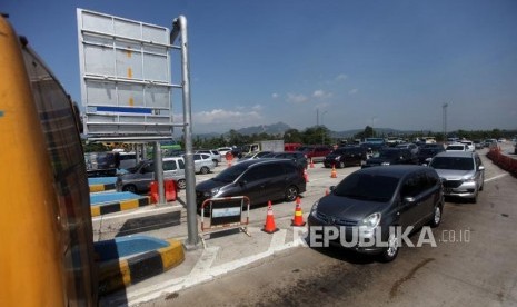 Sejumlah kendaraan pemudik melintas di pintu masuk tol Cipali, Palimanan, Cirebon, Jawa Barat, Rabu (13/6).