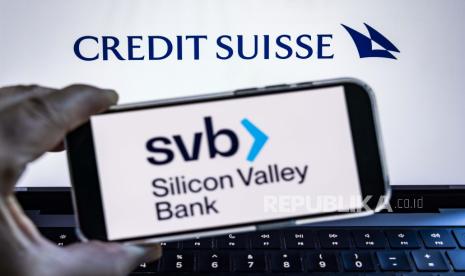  Ilustrasi foto menunjukkan logo Silicon Valley Bank (SVB) pada perangkat seluler di depan laptop dengan logo Credit Suisse di Washington, DC, AS, Selasa (14/3/2023). Beberapa hari setelah SVB runtuh pada 10 Maret, bank yang berbasis di Swiss bank Credit Suisse melaporkan bahwa mereka menemukan kelemahan material dalam pelaporan keuangannya selama dua tahun terakhir.