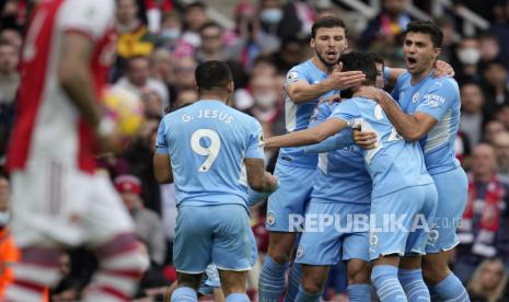 Pemain Manchester City Riyad Mahrez merayakan dengan rekan satu timnya setelah mencetak gol pertama timnya selama pertandingan sepak bola Liga Premier antara Arsenal dan Manchester City di Stadion Emirates, di London, Inggris, Sabtu 1 Januari 2022.