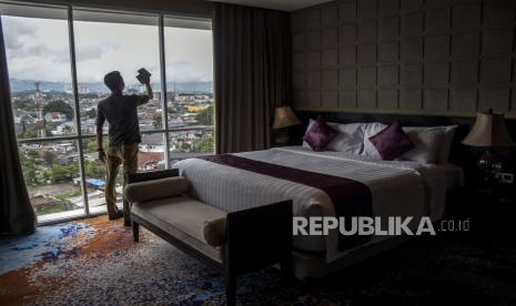 Petugas membersihkan kaca di salah satu kamar di sebuah hotel (ilustrasi). Ketua Perhimpunan Hotel dan Restoran Indonesia (PHRI) Kota Cirebon, Jawa Barat Imam Reza Hakiki mengatakan reservasi atau pemesanan kamar hotel pada libur Lebaran 2023 masih di angka 50 persen, namun dipastikan akan terus meningkat.