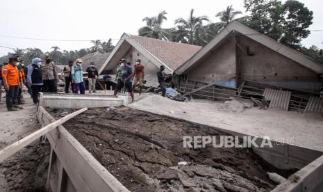 Tanggap Darurat Semeru, Kemenkes Terjunkan Tim Kesehatan. Gubernur Jawa Timur Khofifah Indar Parawansa (kedua kiri) berbincang dengan warga saat meninjau rumah yang rusak terdampak abu vulkanik dari guguran lahar panas Gunung Semeru di Desa Sumber Wuluh, Lumajang, Jawa Timur, Minggu (5/12/2021). Kunjungan tersebut untuk melihat secara langsung dampak bencana dan meminta Pemkab Lumajang dan Pemerintah Pusat bersinergi dalam menyikapi dampak letusan Gunung Semeru. ANTARA FOTO/Umarul Faruq/foc.