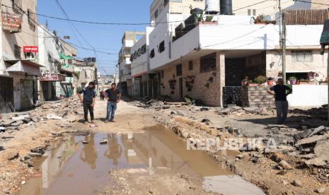 Palestinians inspect the damages in a street after the Israeli army raid in the West Bank city of Jenin, 05 July 2023. The Israeli army announced the withdrawal of its soldiers from Jenin, after launching a large-scale operation on 03 July. According to the Palestinian Health Ministry, the 13 Palestinians were killed and dozens of others wounded in the raid.  