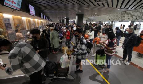 Calon penumpang pesawat antre di area lapor diri sebelum melakukan penerbangan dari Bandara Internasional Juanda Surabaya di Sidoarjo, Jawa Timur, Jumat (14/4/2023). 