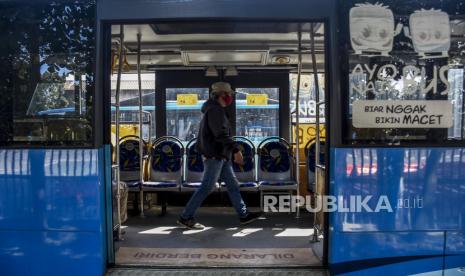 Damri Pasang Pembersih Virus Ion Plasmacluster di Bus. Penumpang berada di dalam bus Damri. Ilustrasi