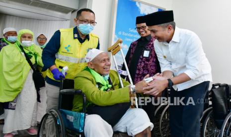 Penjabat (PJ) Gubernur Jawa Barat, Bey Machmudin, menyambut kedatangan 440 jamaah haji kloter satu Embarkasi Kertajati asal Kabupaten Subang, di Bandara Internasional Jawa Barat (BIJB) Kertajati, Kabupaten Majalengka, Ahad (23/6/2024).