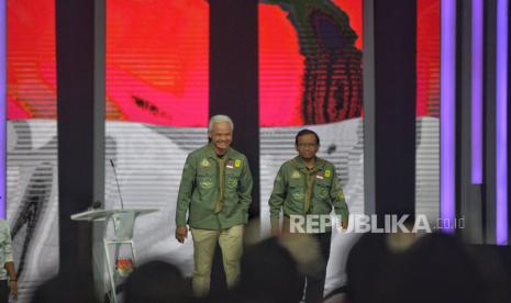 Capres-cawapres nomor urut 3 Ganjar Pranowo  dan Mahfud MD tiba di lokasi Debat Keempat Pilpres 2024 di Jakarta Convention Center (JCC), Jakarta, Ahad (21/1/2024). Debat Keempat Pilpres 2024 mengangkat tema terkait pembangunan berkelanjutan, sumber daya alam, lingkungan hidup, energi, pangan, agraria, masyarakat adat dan desa