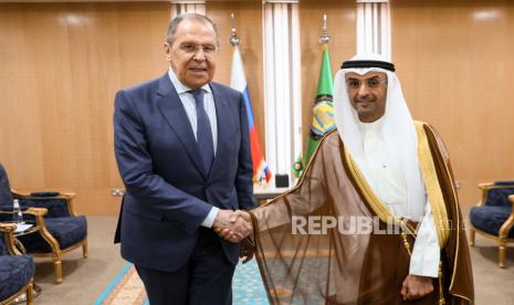 Sebuah foto selebaran yang disediakan oleh layanan pers Kementerian Luar Negeri Rusia menunjukkan Menteri Luar Negeri Rusia Sergei Lavrov (kiri) dan Nayef Falah Al-Hajraf, Sekretaris Jenderal Dewan Kerjasama untuk Negara-negara Arab Teluk (GCC), berjabat tangan selama pertemuan di Riyadh, Arab Saudi, 01 Juni 2022, setelah 5th Gulf Cooperation Council (GCC) - Pertemuan Tingkat Menteri Gabungan Rusia untuk Dialog Strategis.