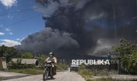 Warga memacu kendaraannya untuk menjauhi erupsi dari kawah Gunung Lewotobi Laki-laki di Desa Pululera, Wulanggitang, Kabupaten Flores Timur, Nusa Tenggara Timur, Kamis (7/11/2024). Berdasarkan data dari Pusat Vulkanologi & Mitigasi Bencana Geologi (PVMBG) Badan Geologi Kementerian ESDM, erupsi Gunung Lewotobi Laki-laki pada 7 November 2024 pukul 10:48 WITA mencapai tinggi kolom abu sekitar 5.000 meter di atas puncak atau 6.584 m di atas permukaan laut. 