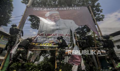 Sejumlah anggota TNI saat menertibkan spanduk Habib Rizieq Shihab di kawasan Petamburan, Jakarta, Jumat (20/11). Pangdam Jaya Mayjen TNI Dudung Abdurachman mengatakan akan menertibkan spanduk Imam Besar FPI Habib Rizieq Shihab yang terpasang sembarangan dan tanpa izin. Republika/Putra M. Akbar 