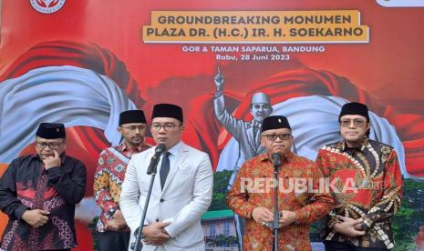 Sekjen PDIP, Hasto Kristiyanto bersama Gubernur Jabar Ridwan Kamil memberikan keterangan pada wartawan usai groundbreaking monumen Plaza Bung Karno di Taman Saparua, Kota Bandung, Rabu (28/6/2023).