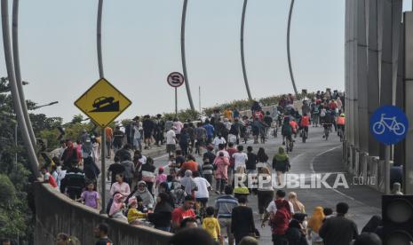 Sejumlah warga berolahraga saat Hari Bebas Kendaraan Bermotor (HBKB) di Bekasi, Jawa Barat, Ahad (29/5/2022). HBKB di Bekasi kembali digelar setelah diberhentikan selama dua tahun akibat tingginya kasus pandemi COVID-19 dan penerapan PPKM (Pemberlakuan Pembatasan Kegiatan Masyarakat) level 1 yang diberlakukan Pemerintah Provinsi Jawa Barat. 