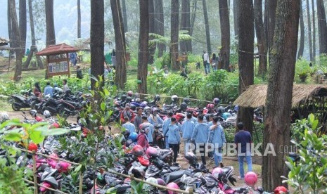 Pengunjung menikmati suasana alam di tempat wisata Hutan Pinus di Cikole, Kecamatan Lembang, Kabupaten Bandung Barat, Ahad (17/6).