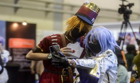 Cosplayer berfoto pada acara Indonesia Comic Con 2022 di Jakarta Convention Center, Jakarta, Sabtu (1/10/2022). Acara tersebut kembali digelar setelah dua tahun akibat pandemi Covid-19 yang berlangsung hingga Ahad (2/10/2022). Republika/Putra M. Akbar