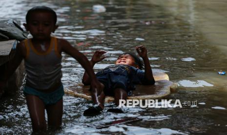 Banjir Rob Genangi Permukiman Warga di Muara Angke |Republika Online 11 099160700 1762414046 830 556
