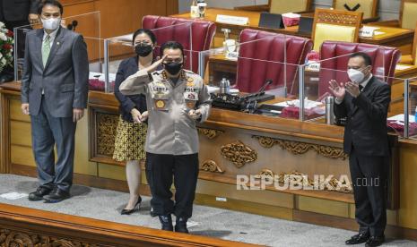 Calon Kapolri Komjen Pol Listyo Sigit Prabowo (kedua kanan) disaksikan Ketua DPR Puan Maharani (kedua kiri), Wakil Ketua DPR Aziz Syamsuddin (kiri) dan Sufmi Dasco Ahmad (kanan) memberi hormat usai sidang paripurna di kompleks Parlemen, Jakarta, Kamis (21/1/2021). DPR menyepakati penetapan Komjen Pol Listyo Sigit Prabowo sebagai Kapolri setelah melalui uji kepatutan dan kelayakan di Komisi III DPR. 