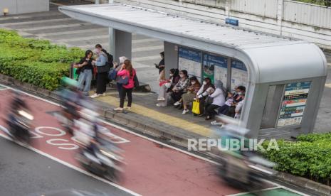 Pekerja menunggu kedatangan Bus Transjakarta di Jalan Jenderal Sudirman, Jakarta. Dinas Perhubungan (Dishub) Provinsi DKI Jakarta terus melakukan sosialisasi pembukaan rute 10M