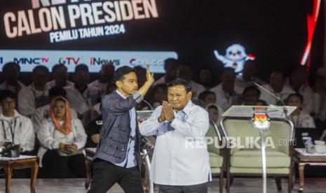 Capres dan cawapres nomor urut 2 Prabowo Subianto-Gibran Rakabuming Raka. TKN menanggapi desakan PDIP untuk Gibran mundur dari jabatan Walkot Solo.