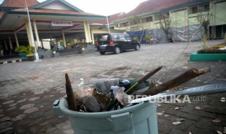 Benda-benda yang digunakan saat tawuran di Komplek Perguruan Tamansiswa, Yogyakarta, Senin (5/6/2023). Komplek Perguruan Tamansiswa menjadi lokasi evakuasi anggota PSHT saat tawuran dengan warga pada Ahad (4/6/2023) malam. Imbasnya salah satu bangunan yakni Museum Dewantara Kirti Griya ditutup sementara karena mengalami sedikit kerusakan.