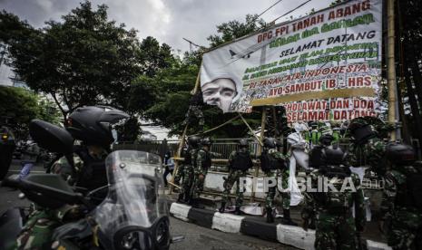 Prajurit TNI menertibkan spanduk tidak berizin saat patroli keamanan di Petamburan, Jakarta, Jumat (20/11/2020). Sebanyak 500 personel gabungan dari TNI dikerahkan untuk menertibkan spanduk ataupun baliho yang tidak memiliki izin di wilayah yang berada di bawah pengamanan Kodam Jaya/Jayakarta. 