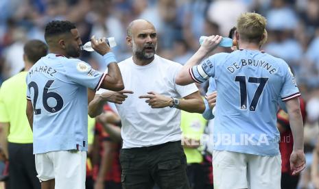 Pelatih Manchester City Pep Guardiola (tengah) berbicara dengan pemainnya Riyad Mahrez (kiri) dan Kevin De Bruyne (kanan) selama pertandingan sepak bola Liga Primer Inggris.