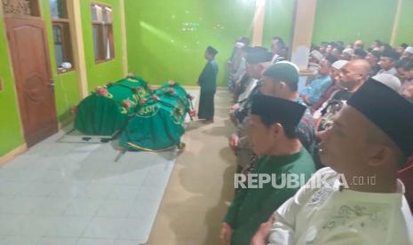 Bupati Kuningan, Acep Purnama, bertakziah ke rumah duka korban dari kecelakaan maut yang melibatkan mobil dinasnya, Senin (3/4/2023). Kedua korban meninggal merupakan sepasang suami istri warga Desa Mekarmukti, Kecamatan Sindangagung, Kabupaten Kuningan.