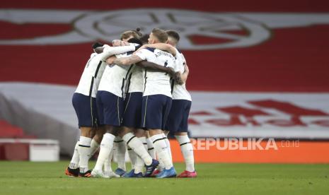 Para pemain Tottenham Hotspur merayakan setelah pemain Tottenham Erik Lamela mencetak gol pembuka timnya selama pertandingan sepak bola Liga Premier Inggris antara Arsenal dan Tottenham Hotspur di Stadion Emirates di London, Inggris, Minggu, 14 Maret 2021. 