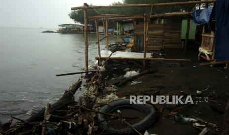 Badan Meteorologi Klimatologi dan Geofisika (BMKG) mengingatkan cuaca ekstrem masih berpotensi terjadi di sejumlah wilayah Jawa Tengah (Jateng) hingga Sabtu (12/11/2022) besok.