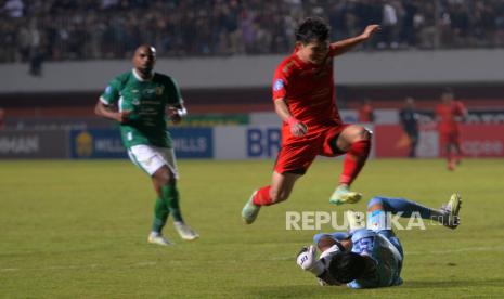 Gelandang serang Persija Jakarta Ryo Matsumura (kanan atas) 