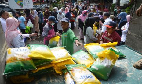 Antrean warga saat Operasi Pasar Beras Medium di Kecamatan Cibeunying Kidul, Kota Bandung, Jawa Barat, Rabu (28/2/2024).