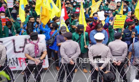 Polisi membuat barisan pagar betis mengamankan demonstrasi. (ilustrasi)