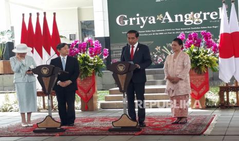 Presiden Joko Widodo (Jokowi) dan Iriana Jokowi saat memberikan keterangan pers bersama Kaisar Jepang Hironomiya Naruhito dan Permaisuri Masako di Griya Anggrek Kebun Raya Bogor, Jawa Barat, Senin (19/6/2023).