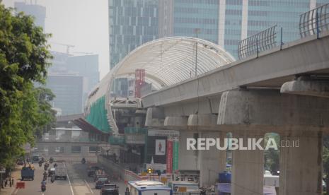 Suasana proyek pembangunan LRT Jabodebek di Jalan HR Rasuna Said, Kuningan, Jakarta.  Kementerian Pekerjaan Umum dan Perumahan Rakyat (PUPR) menyatakan, pentingnya alternatif pembiayaan infrastruktur. 