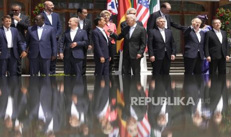 Presiden AS Joe Biden, kanan tengah, berbicara dengan Presiden Indonesia Joko Widodo, kiri tengah, selama foto bersama para pemimpin G7 dan tamu Outreach di Castle Elmau di Kruen, dekat Garmisch-Partenkirchen, Jerman, pada Senin, 27 Juni 2022. Kelompok Tujuh kekuatan ekonomi terkemuka bertemu di Jerman untuk pertemuan tahunan mereka Minggu sampai Selasa.