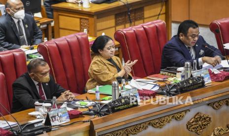 Ketua DPR Puan Maharani (tengah) didampingi Wakil Ketua DPR Lodewijk Freidrich Paulus (kiri) dan Rachmat Gobel (kanan) memimpin rapat paripurna ke-28 masa persidangan V tahun 2021-2022 di Kompleks Parlemen, Senayan, Jakarta, Kamis (7/7/2022). Rapat Paripurna tersebut mengesahkan RUU tentang pendidikan dan layanan psikologi, mengesahkan RUU tentang pemasyarakatan, mendengarkan pendapat fraksi terhadap RUU usul inisiatif Komisi II DPR tentang pembentukan Provinsi Papua Barat Daya dan mendengarkan pendapat fraksi terhadap RUU usul inisiatif Komisi IV DPR tentang konservasi sumber daya alam hayati dan ekosistemnya, serta penutupan masa persidangan V tahun sidang 2021-2022. 