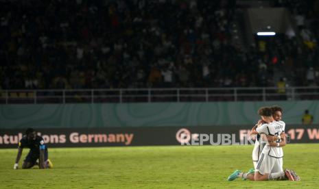 Kegembiraan Timnas U17 Jerman usai menang adu pinalti melawan Timnas U17 Perancis saat pertandingan Final Piala Dunia U17 2023 di Stadion Manahan, Surakarta, Jawa Tengah, Sabtu (2/12/2023). Jerman berhasil memenangkan Piala Dunia U17 untuk pertama kalinya usai mengalahkan Perancis melalui adu pinalti 4-3 (2-2). Jerman pada babak kedua bermain dengan 10 pemain usai Osawe mendapat kartu merah pada menit ke 69.