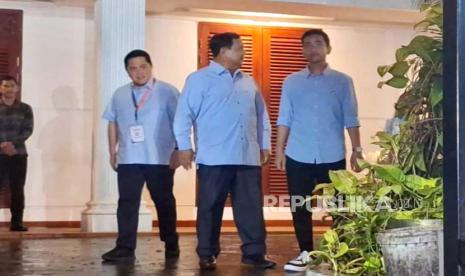 Menteri BUMN, Erick Thohir bersama pasangan capres-cawapres nomor urut 2, Prabowo Subianto-Gibran Rakabuming Raka di kediaman Prabowo, Jalan Kertanegara, Kebayoran Baru, Jakarta Selatan, Ahad (21/1/2024) malam. 