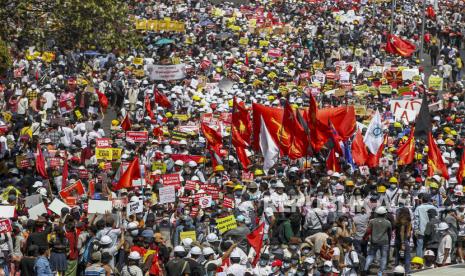 Demonstran berkumpul di persimpangan dekat Pagoda Sule untuk memprotes kudeta militer di Yangon, Myanmar Rabu, 17 Februari 2021. Demonstran di Myanmar berkumpul Rabu dalam jumlah terbesar sejauh ini untuk memprotes perebutan kekuasaan militer, sebagai manusia PBB Pakar hak asasi memperingatkan bahwa pasukan yang dibawa ke Yangon dan tempat lain dapat menandakan kemungkinan terjadinya kekerasan besar.