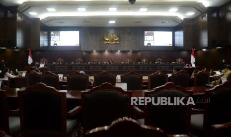 Suasana sidang pembacaan putusan gugatan usia capres-cawapres di Ruang Sidang Pleno Gedung MK, Senin (16/10/2023). Pengamat sebut MK telah menjaga marwahnya dengan menolak gugatan usia capres-cawapres