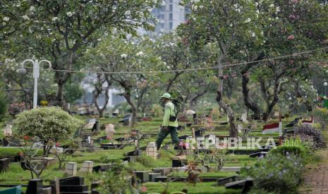 Petugas beraktivitas di Tempat Pemakaman Umum TPU. (ilustrasi)