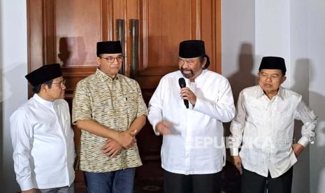 Paslon nomor urut 01 Anies Baswedan-Muhaimin Iskandar AMIN (kiri), Ketua Umum Partai Nasdem Surya Paloh (dua dari kanan), dan Wapres RI ke-10 dan ke-12 Jusuf Kalla (kanan) memberikan keterangan pers di kediaman Jusuf Kalla di Jalan Brawijaya Raya, Jakarta Selatan, Rabu (20/3/2024). 