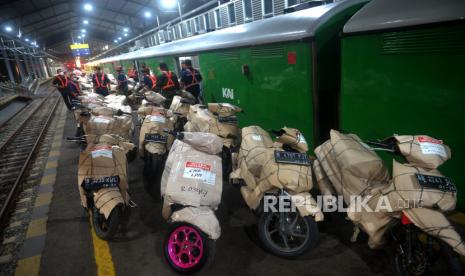 Pekerja membongkar muatan angkutan motor gratis (Motis) di Stasiun Lempuyangan, Yogyakarta, Kamis (28/4/2022) (ilustrasi). Kementerian Perhubungan (Kemenhub) melalui Direktorat Jenderal Perkeretaapian (DJKA) menawarkan tiga rute perjalanan kereta api dalam program mudik motor gratis (Motis) pada masa angkutan Lebaran 2023.