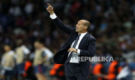  Pelatih kepala Juventus Massimiliano Allegri bereaksi selama pertandingan sepak bola grup H leg pertama Liga Champions UEFA antara Paris Saint-Germain (PSG) dan Juventus FC di Paris, Prancis, Rabu (7/9/2022) dini hari WIB.